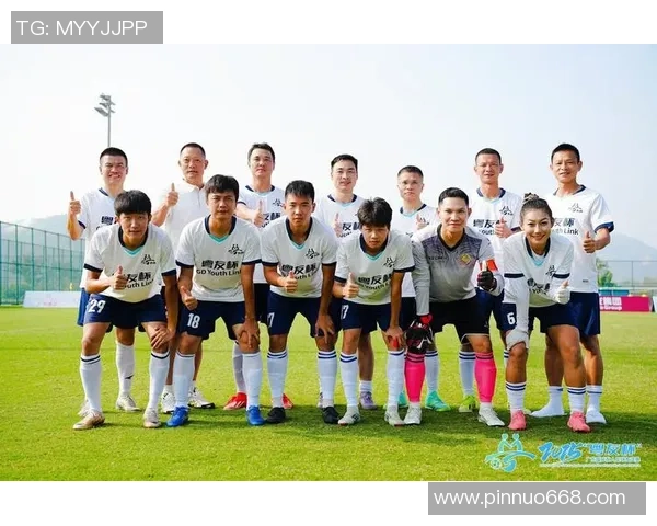 足球明星拼接壁纸图片展现绿茵场上的传奇瞬间与球技魅力的完美结合